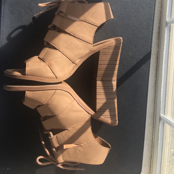 Brown laced heels - Picture 3 of 4